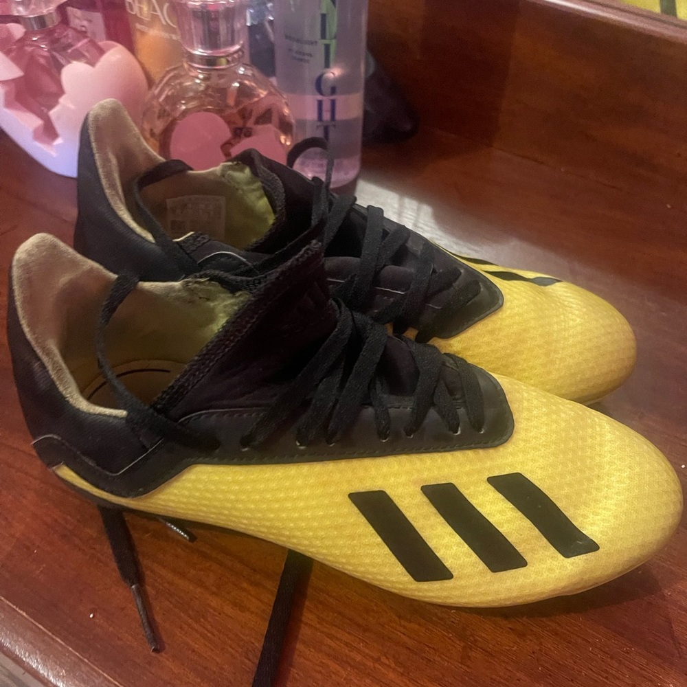 Soccer shoes